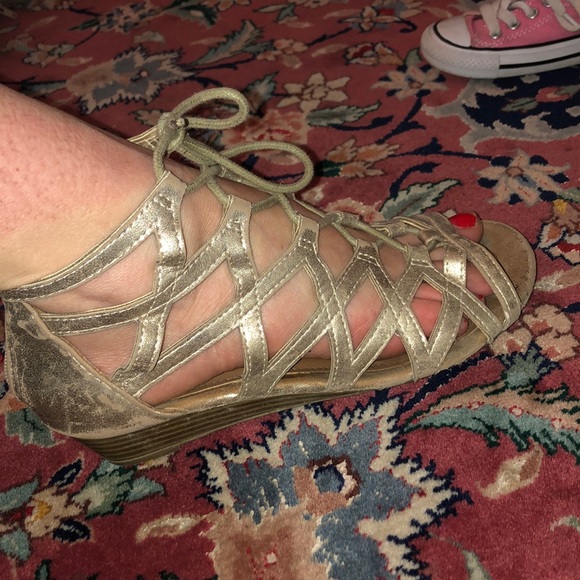 Tie up flats - Picture 2 of 3